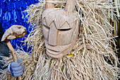Portrait eines Gesichtes mit Perchtenmaske, Karnevalstreiben Caretos del carnaval de Lazarim, Lamego, Region Norte, Portugal.