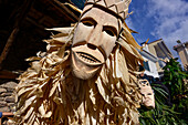 Portrait eines Gesichtes mit Perchtenmaske, Karnevalstreiben Caretos del carnaval de Lazarim, Lamego, Region Norte, Portugal.