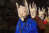 Portrait eines Gesichtes mit Perchtenmaske, Karnevalstreiben Caretos del carnaval de Lazarim, Lamego, Region Norte, Portugal.