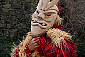 Portrait eines Gesichtes mit Perchtenmaske, Karnevalstreiben Caretos del carnaval de Lazarim, Lamego, Region Norte, Portugal.