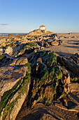 Die Kapelle Nos Senhor da Pedra am Miramar Strand bei Sonnenaufgang, Gulpilhares, Region Norte, Portugal