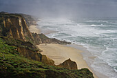 Großer Wellengang am Strand von Vale Furado nahe Nazare, Region Centro, Portugal
