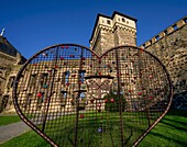 Denkmal in Herzform mit Liebesschlössern vor der Burg Andernach, Andernach, Mittelrhein, Rheinland-Pfalz, Deutschland