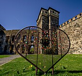 Denkmal in Herzform mit Liebesschlössern vor der Burg Andernach, Andernach, Mittelrhein, Rheinland-Pfalz, Deutschland