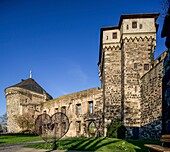 Denkmal in Herzform mit Stadtwappen und Liebesschlössern vor Burgmauer, Burg Andernach, Mittelrhein, Rheinland-Pfalz, Deutschland