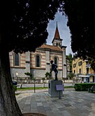 Statue Konrad Adenauer vor Kirche Chiesa Anglicana dell' Ascensione, Cadenabbia, Griante, Comer See, Provinz Como, Region Lombardei, Italien