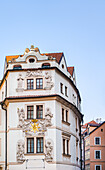 Dekoration an historischer Hausfassade, Prager Altstadt (Alt-Prag, Staré Město), Prag, Tschechien