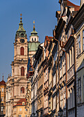 Historische Hausfassaden und St. Nikolaus-Kirche, Prager Altstadt (Alt-Prag, Staré Město), Prag, Tschechien