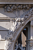 Verzierung an historischem Hauseingang in der Prager Altstadt (Alt-Prag, Staré Město), Prag, Tschechien