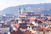 Panorama über die Altstadt mit der Kirche St. Nikolaus an einem Wintermorgen, Alt-Prag (Staré Město), Prag, Tschechien