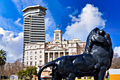 Löwe am Denkmal von Christoph Kolumbus, Drassanes-Turm, Rambla de Mar, Hafen von Barcelona, Katalonien, Spanien, Europa 