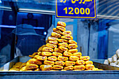 Makroud (macroude, makroudh, makrout), tunesisches Gebäck, mit Nussfüllung, im Souk in Kairouan, Tunesien
