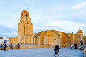 Große Moschee (Mosquee Sidi Oqba, Grande Mosque, Djamma Sidi Qqba) mit Minarett im Abendlicht in Kairouan, Tunesien