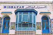 Fassade des Bigbazar mit arabischem Balkon und farbigem Fliesenschmuck in der Medina in Nabeul, Tunesien
