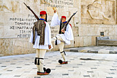 Die traditionelle Wachablösung der Evzonen vor dem griechischen Parlament in der Hauptstadt Athen, Griechenland