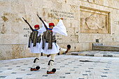 Die traditionelle Wachablösung der Evzonen vor dem griechischen Parlament in der griechischen Hauptstadt Athen, Griechenland 