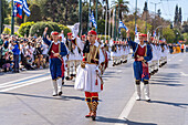 Die traditionelle Wachablösung der Evzonen vor dem griechischen Parlament in der griechischen Hauptstadt Athen, Griechenland 