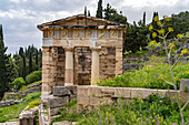 Das Schatzhaus der Athener, Archäologische antike Stätte von Delphi, Mittelgriechenland, Griechenland