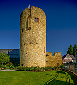  Sebastiansturm with city wall, half-timbered house in the background, Eltville, Rheingau, Hesse, Germany 