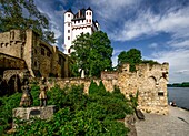  Electoral Castle on the Rhine with residential tower, Biedermeier figures in the front garden, Eltville, Rheingau, Hesse, Germany 