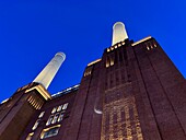 Historisches Kraftwerk Battersea bei Dämmerung, London, England, Großbritannien