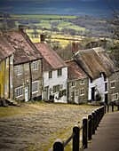 Alte Häuserzeile am Hang, Gold Hill, Shaftsbury, Dorset, England, Großbritannien