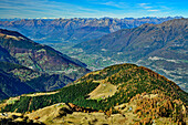 Blick vom Monte Lago auf Almgelände, Veltlin und Tessiner Alpen, Monte Lago, Bergamasker Alpen, Lombardei, Italien