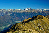 Blick vom Gipfel des Monte Lago auf Monte Disgrazia und Berninagruppe, Monte Lago, Bergamasker Alpen, Lombardei, Italien