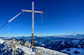 Gipfelkreuz am Hinteren Sonnwendjoch mit Kaisergebirge und Hohe Tauern im Hintergrund, Hinteres Sonnwendjoch, Mangfallgebirge, Tirol, Österreich