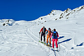 Drei Personen auf Skitour steigen ins Regenfeldjoch auf, Regenfeldjoch, Langer Grund, Kitzbüheler Alpen, Tirol, Österreich