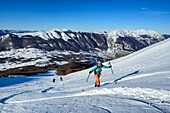 Frau auf Skitour steigt zum Monte Amaro auf, Monte Amaro, Nationalpark Majella, Apenninen, Abruzzen, Italien
