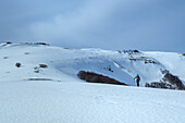 Frau auf Skitour steigt zum Monte Genzana auf, Monte Genzana, Nationalpark Majella, Apenninen, Abruzzen, Italien