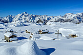 Blick auf Gebäude der Alpe Prabello mit Monte Disgrazia im Hintergrund, Alpe Prabello, Berninagruppe, Lombardei, Italien