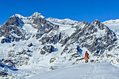Frau auf Skitour blickt auf Piz Argient und Piz Zupo, vom Passo di Campagneda, Berninagruppe, Lombardei, Italien