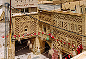 typische Lehmziegelarchitektur und Musee d'art Touzeurous von der Dachterrasse des Café des Berbers in der Altstadt (Ouled el-Hadef, Medina) der Oasenstadt Tozeur, Tunesien