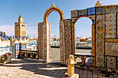 Mit farbigen Fliesen geschmückte Dachterrasse mit Blick auf die Große Moschee Djamaa ez-Zitouna in der Medina in Tunis, Tunesien