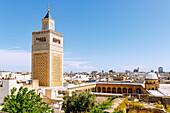 Dachterrasse des Café Panoramique mit Blick auf die Große Moschee Djamaa ez-Zitouna in der Medina in Tunis, Tunesien