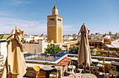 Dachterrasse des Café Panoramique mit Blick auf die Große Moschee Djamaa ez-Zitouna in der Medina in Tunis, Tunesien