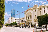 Prachtstraße Avenue Habib Bourguiba mit Theatre Municipal (Stadttheater) und Blick auf Hochhaus des Hotel Africa in Tunis, Tunesien