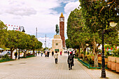 Prachtstraße Avenue Habib Bourguiba mit Blick auf Uhrenturm Horloge und Denkmal mit Statue von Habib Bourguiba am Place 14 Janvier 2011 in Tunis, Tunesien