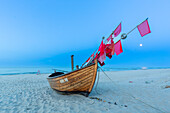 Fischerboot am Strand von Stubbenfelde mit Vollmond, Insel Usedom, Mecklenburg-Vorpommern, Deutschland