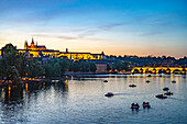 Sonnenuntergang über der Moldau, Karlsbrücke und der Prager Burg in Prag, Tschechische Republik