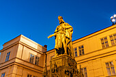 Denkmal von Kaiser Karl IV. auf dem Kreuzherrenplatz in der Abenddämmerung, Prag, Tschechische Republik