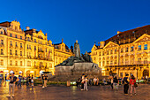 Jan-Hus-Denkmal auf dem Platz Altstädter Ring in der Abenddämmerung, Prag, Tschechische Republik