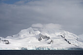 Schneebedeckte Bergkette auf Half Moon Island, Südshetlandinsel, Südliche Shetlandinseln, Südamerika, Antarktis