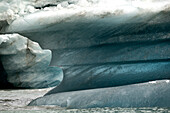 Eisberge erzeugen skulpturale, abstrakte Muster in verschiedenen Blautönen in der Nähe des Waltershausen-Gletschers, Arktisches Grönland, Grönland, Europa