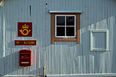 Seitenansicht des nördlichsten Postamtes, Ny Alesund, Spitzbergen, norwegische Arktis, Norwegen, Europa