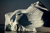Morgensonne auf einem Eisberg in der Nähe von Myggbukta, Arktisches Grönland, Europa