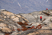 Wanderer in felsiger Landschaft des Rypefjords, Ostgrönland, Grönland, Dänemark, Nordpolarkreis, Arktis, Nordeuropa, Europa