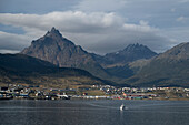 Blick auf Berglandschaft und Boot vor Hafen, Ushuaia, Patagonien, Argentinien, Südamerika